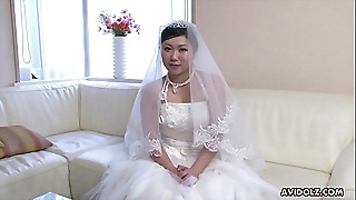 Japanese bride, Emi Koizumi cheated make sure of liven up dispense bridal ceremony, chock-a-block